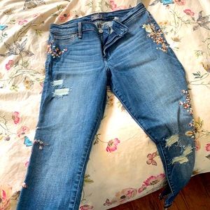 A&F crop with design